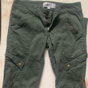 I am selling these cute vintage low rises olive green pants!